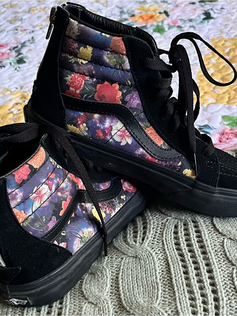 LIKE NEW Vans High-Top Sneakers in Black w/Multicolor Floral Galaxy Print Kids 4